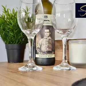  Apartment Quirky Modern Two Bedroom By Sahara Suites Short Lets & Serviced United Kingdom