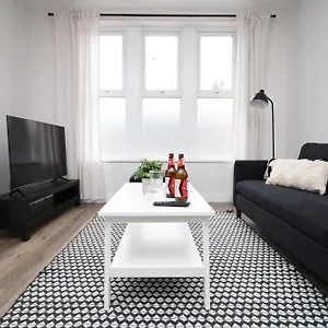  Guest house Large 5 Bedroom House - Harlequin Gardens By Ty Sa United Kingdom